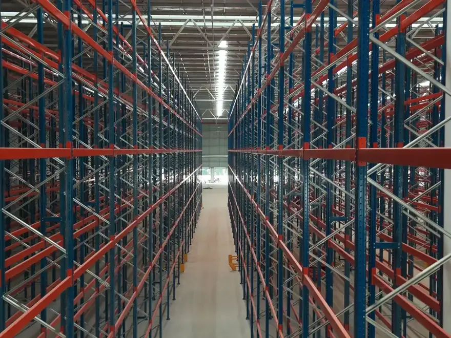 Corredor de porta-paletes montado pela Out-Tech em centro de distribuição